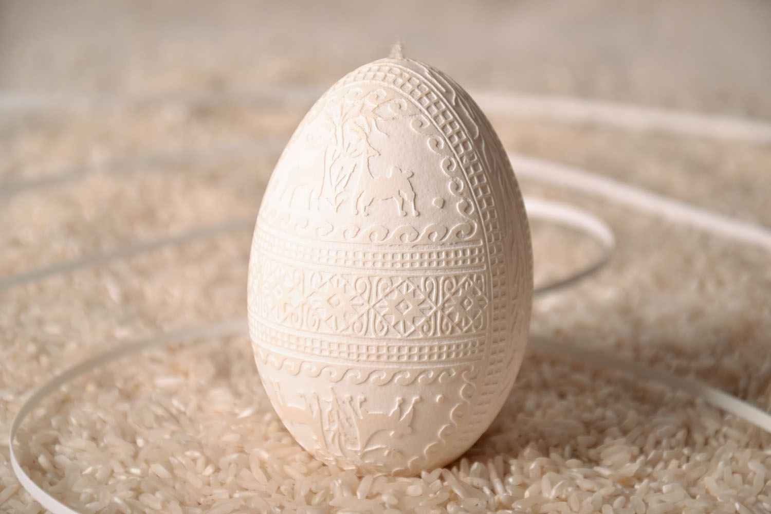 Ovo da Páscoa feito à mão branco  foto 1