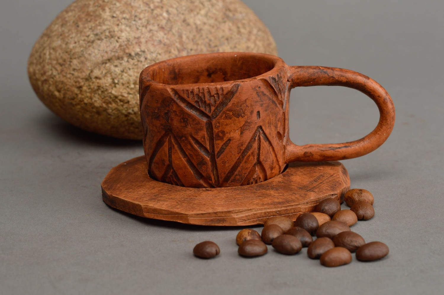 Tasse avec soucoupe en céramique faites main marron avec ornements à café photo 1