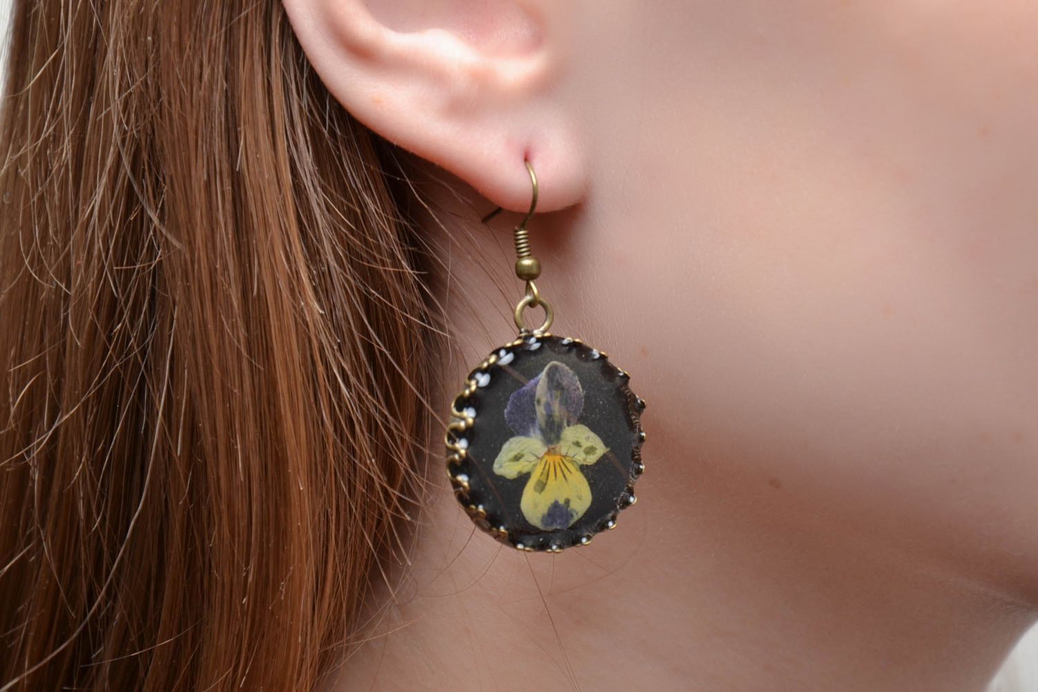 Boucles d'oreilles originales avec fleurs naturelles couvertes de résine époxy Pensées photo 2