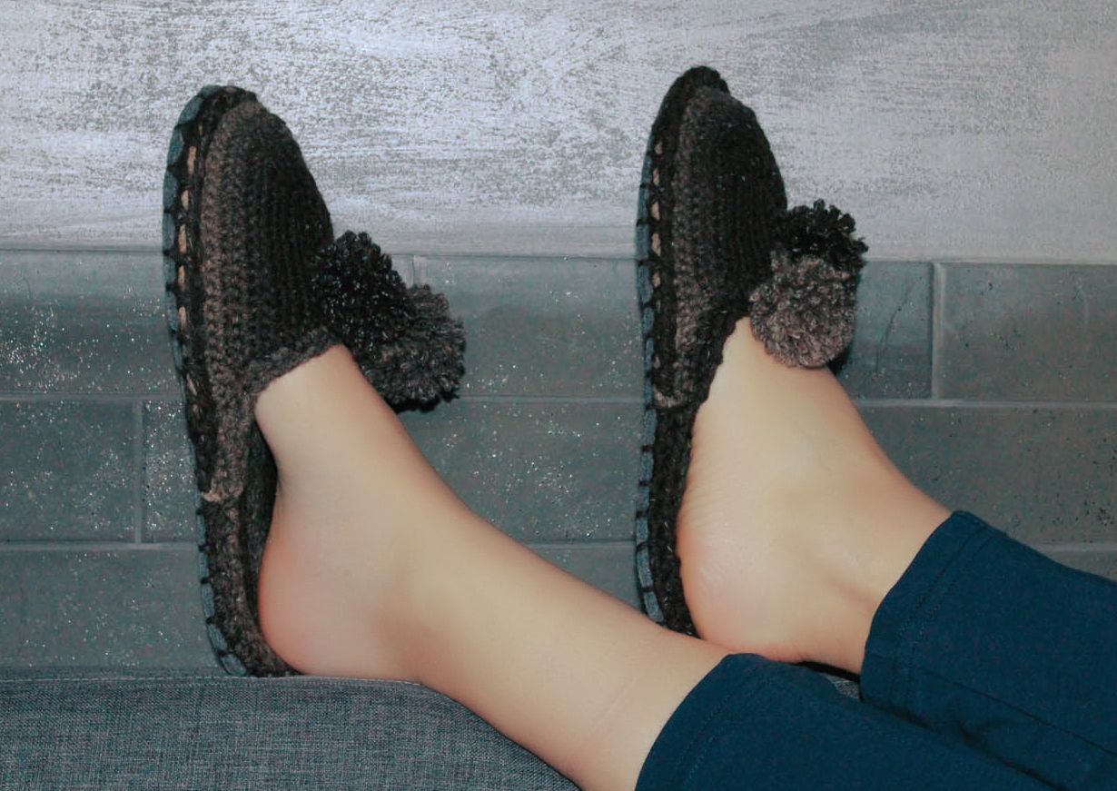 Pantofole da casa fatte a mano di lana in colore marrone da donna belle foto 5