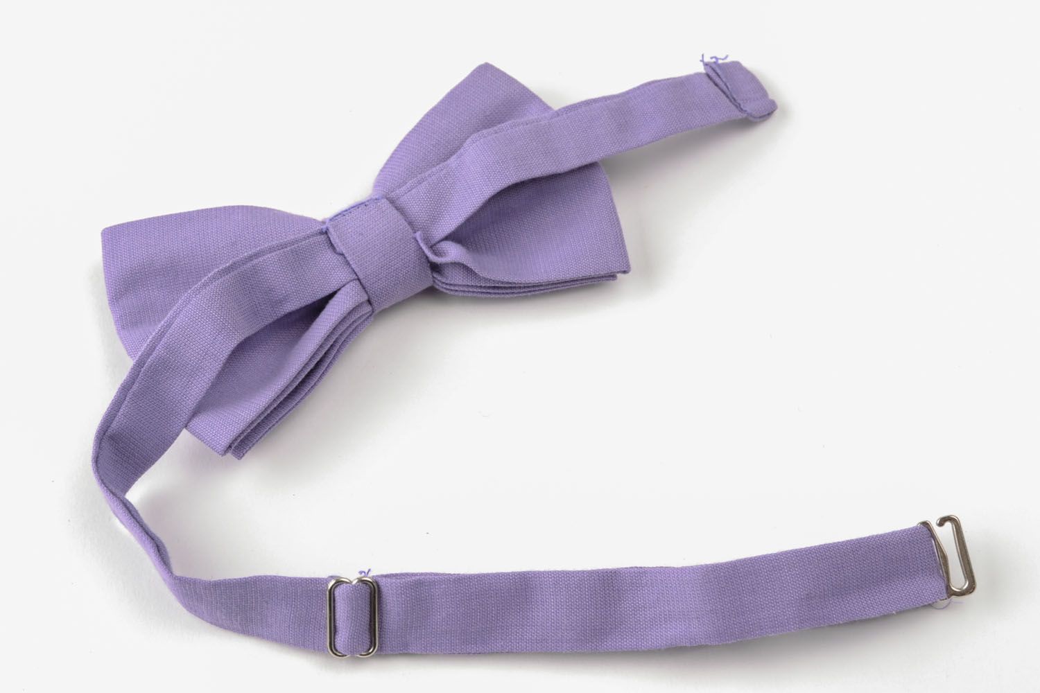 Gravata-borboleta artesanal em cor de lilás para traje  foto 5