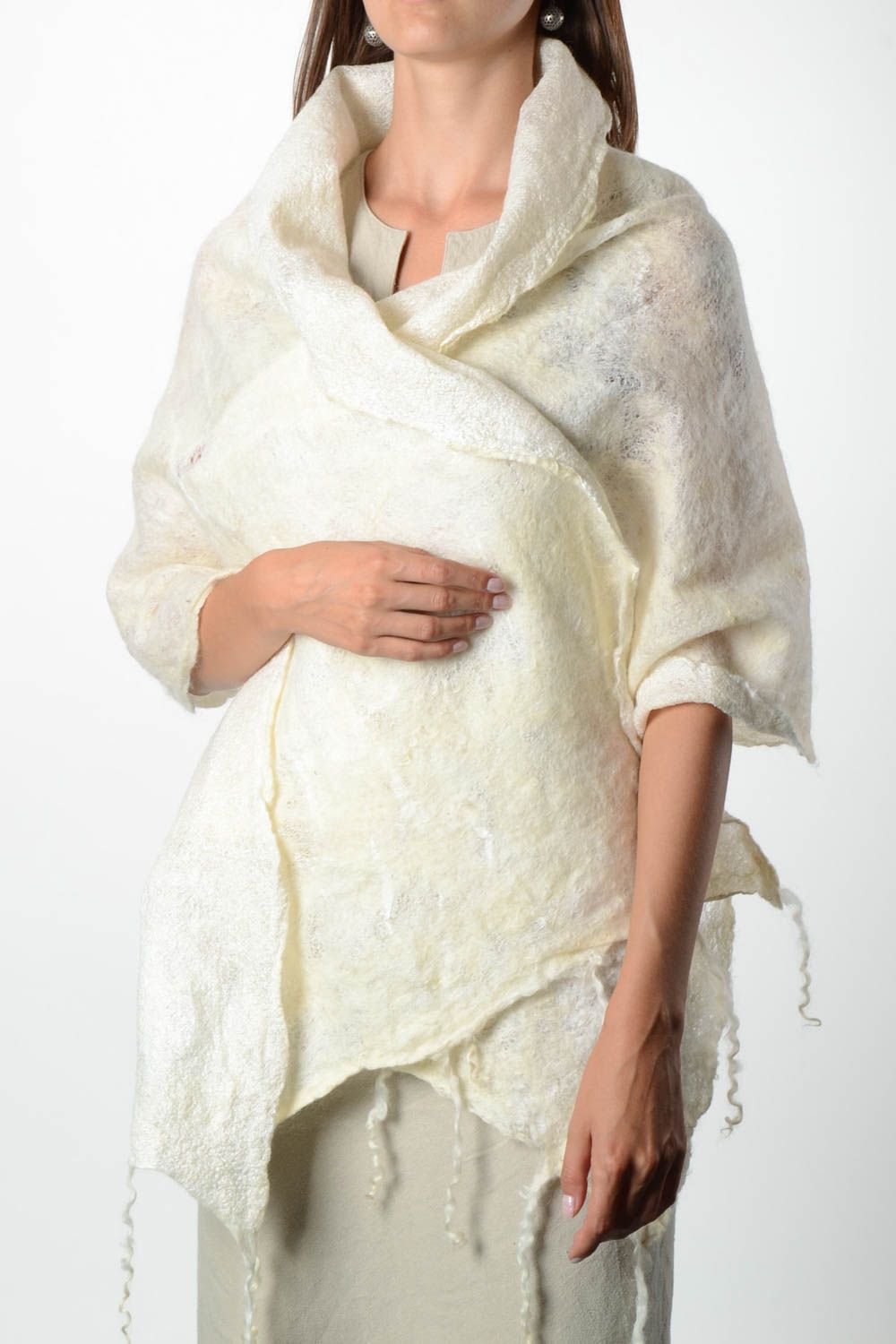 Grand Châle fait main en laine feutrée et fils de soie blanc Vêtement femme photo 1