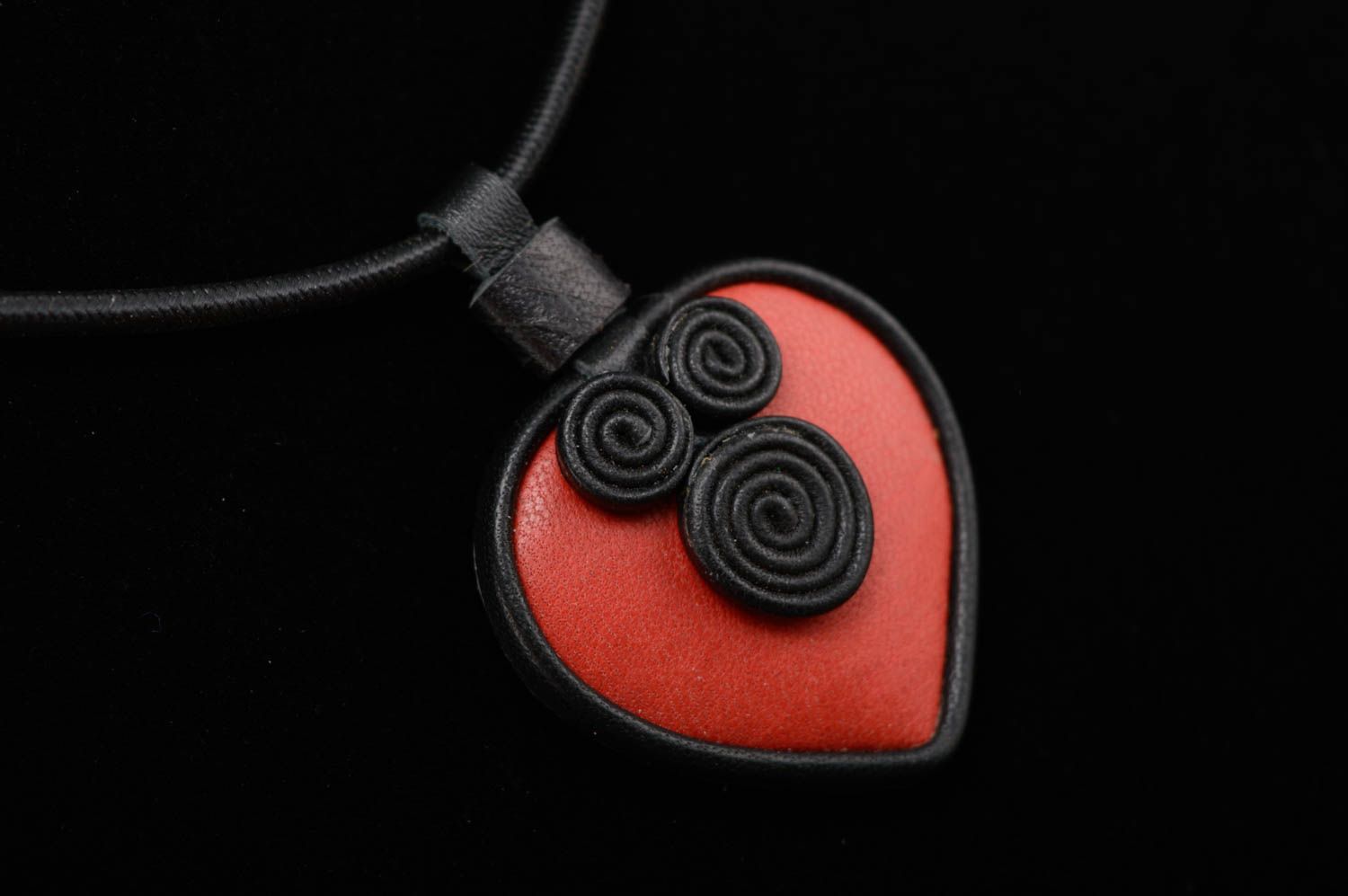 Leather neck pendant in the shape of red heart photo 4