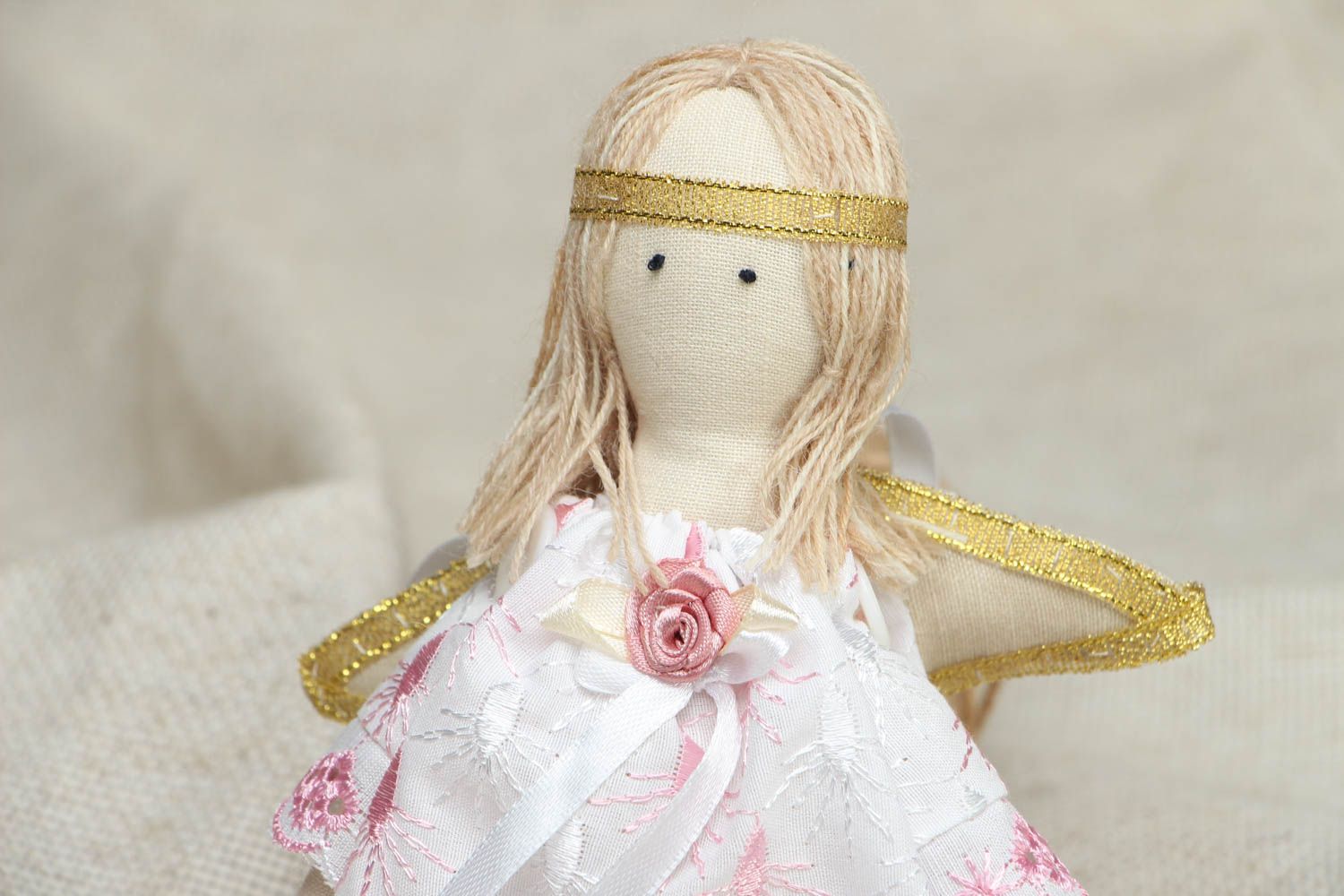 Текстильная кукла-ангел в белом сарафане фото 2