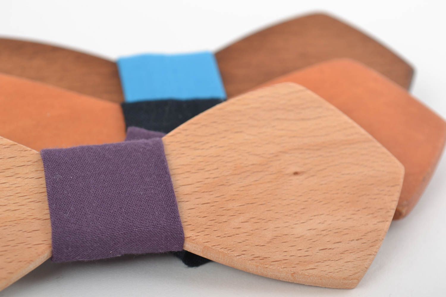 Комплект деревянных галстуков-бабочек с тканевыми ремешками ручной работы 3 шт фото 3