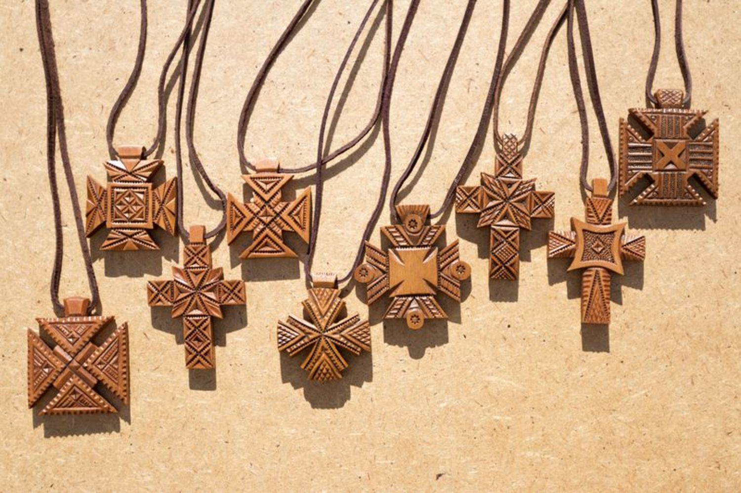 Croce di legno da collo fatta a mano Croce intagliata in legno con laccio
 foto 2