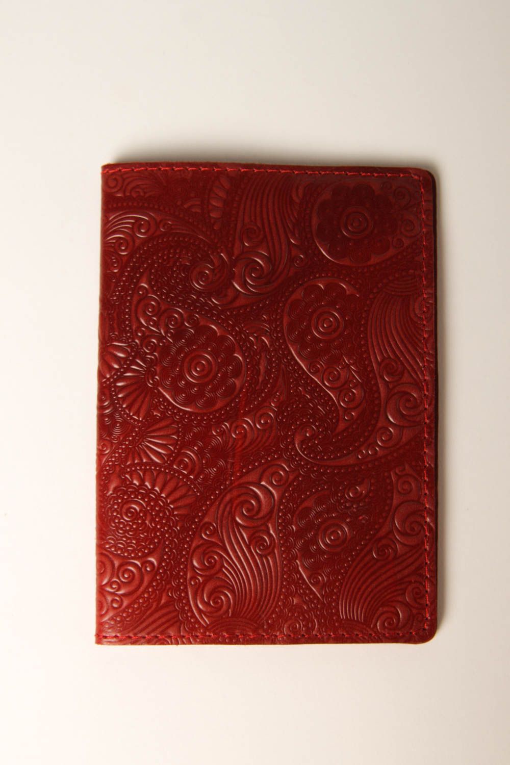 Оригинальный подарок хенд мейд аксессуар из кожи красная обложка на паспорт фото 3