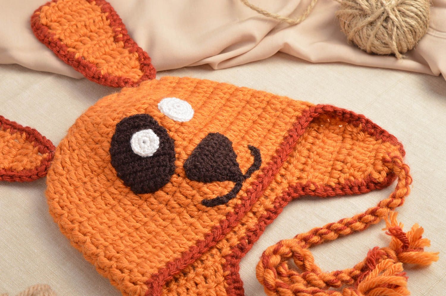 Оранжевая шапка из акрила и шерсти ручной работы на завязках для ребенка фото 1