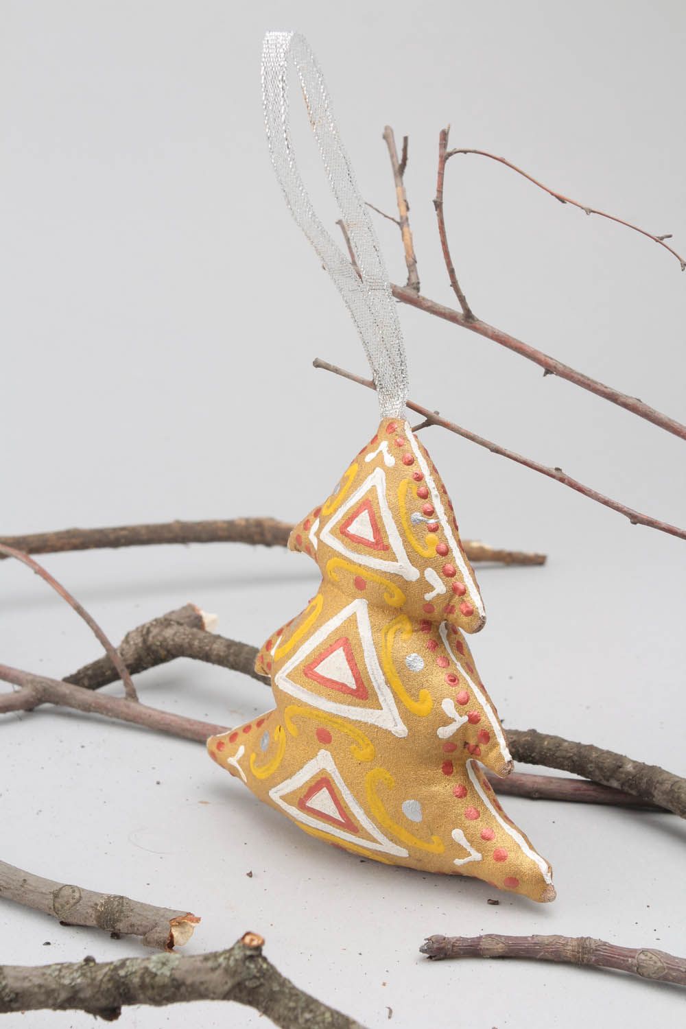 Pingente decorativo feito de tecido pintado à mão na forma de árvore de Natal foto 1
