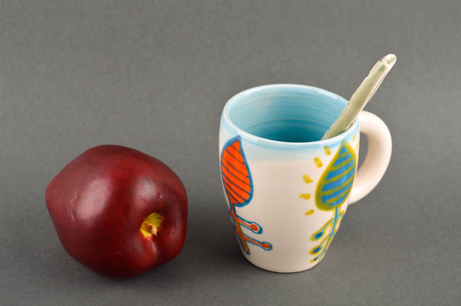 Taza para café artesanal con ornamentos utensilio de cocina cuchara de barro  foto 1