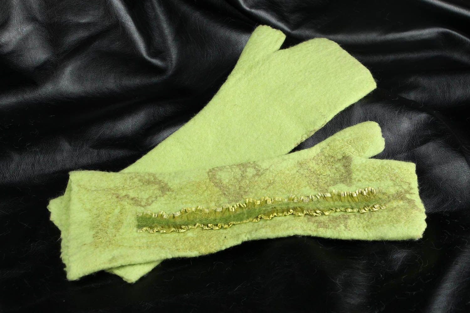 Зеленые митенки из валяной шерсти фото 4