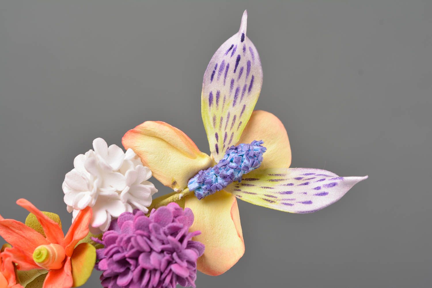 Buntfarbige schöne handgemachte Haarspange aus Foamiran mit Blumen für Frauen foto 4