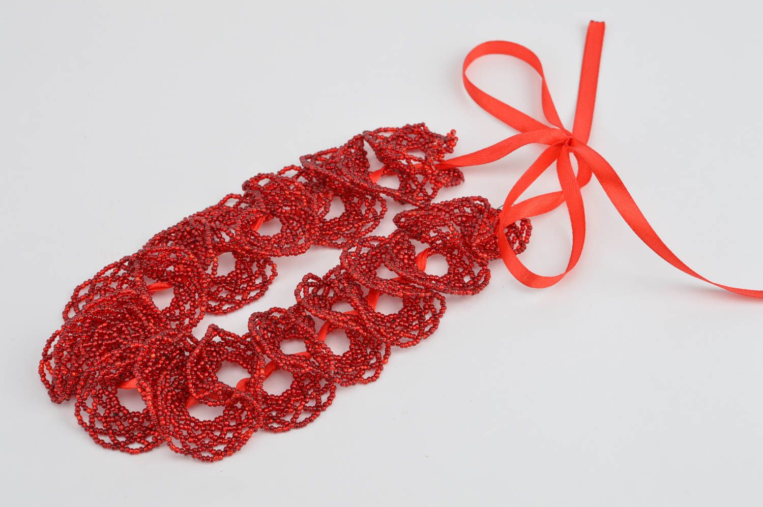 Ожерелье из бисера красное яркое ажурное красивое ручной работы на лентах  фото 2
