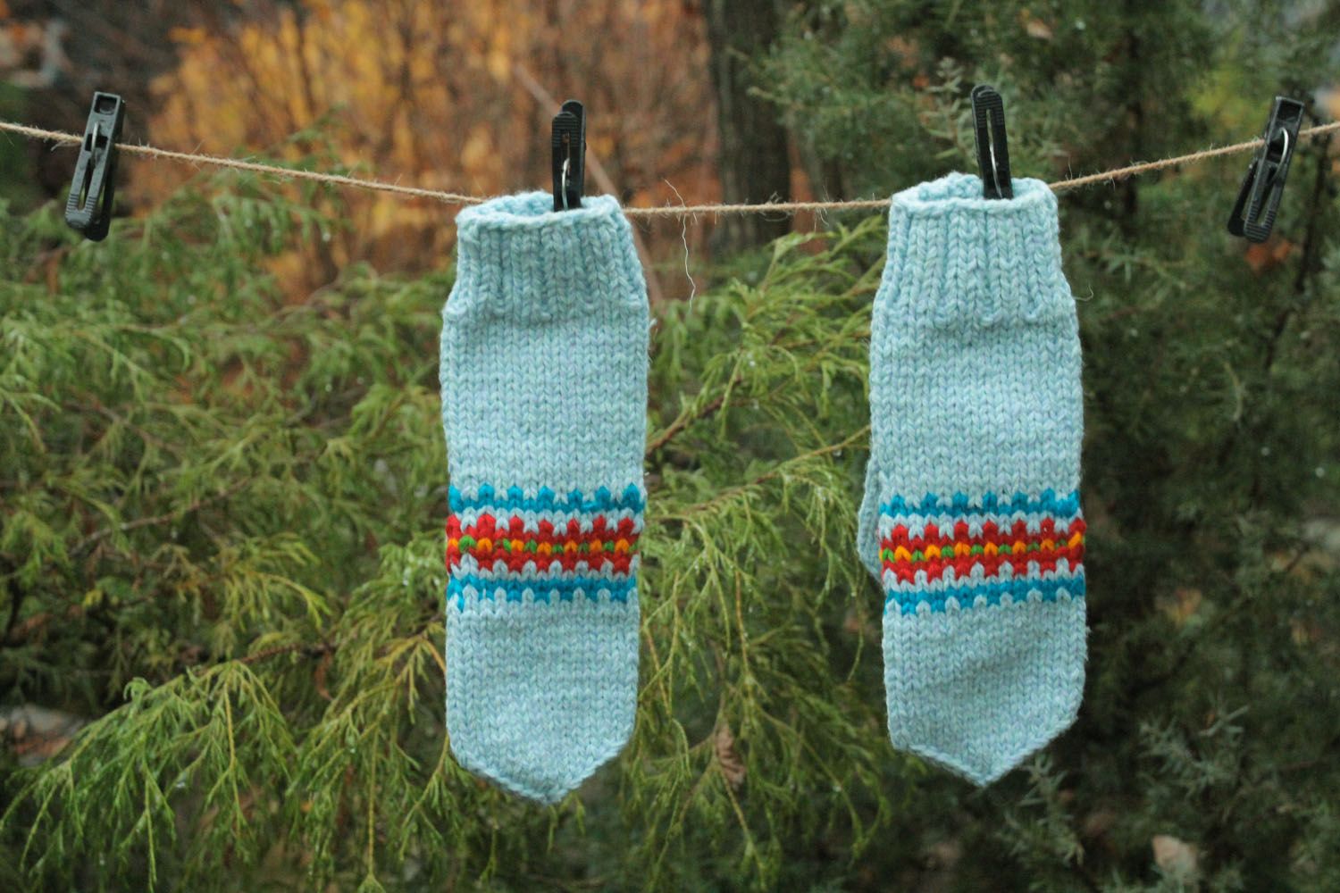 Moufles tricotées en laine bleu clair photo 1