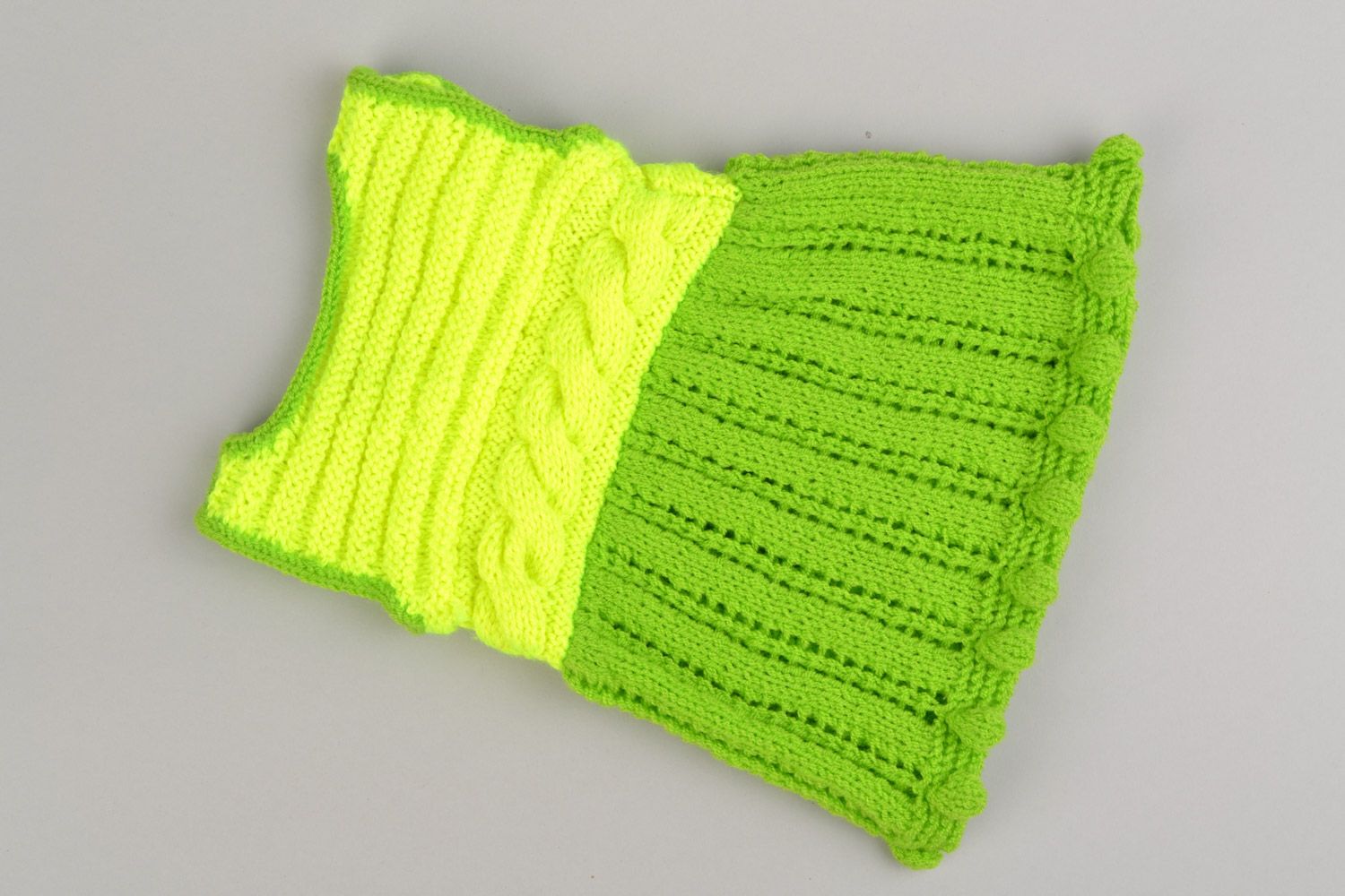 Grünes handgemachtes gestricktes Kleid für Kleidkinder aus Acrylfäden foto 4