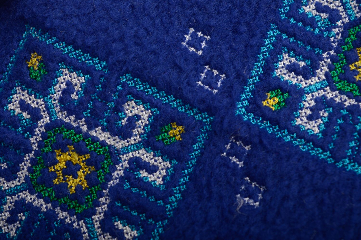 Теплые варежки с вышивкой синие из флиса фото 3