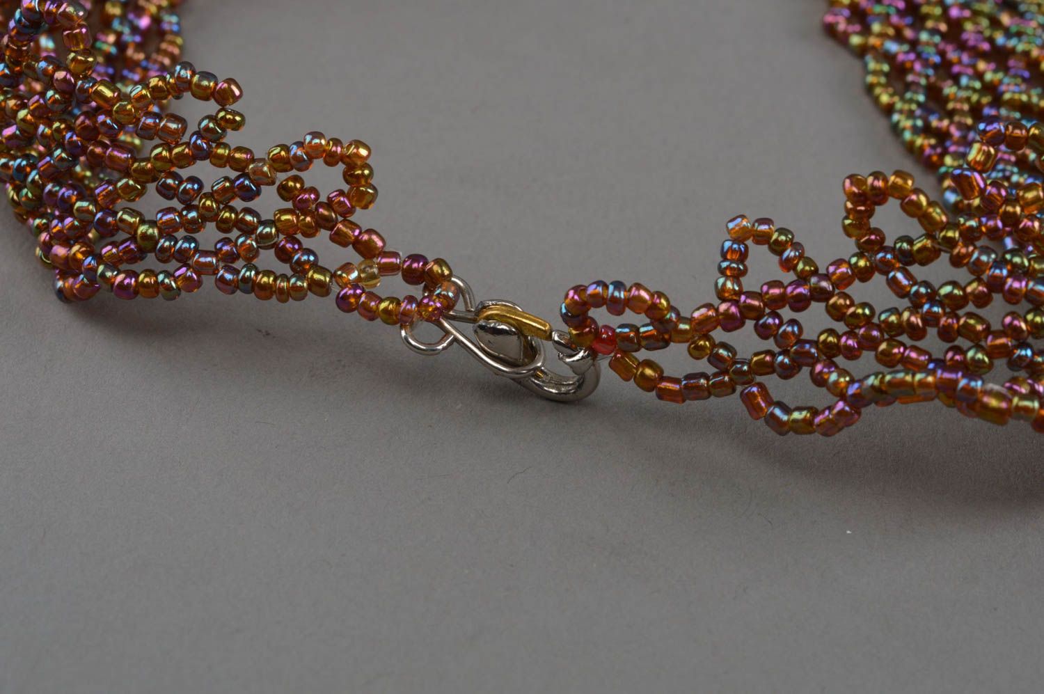 Ожерелье из бисера в виде косынки ручной работы красивое авторское стильное фото 4