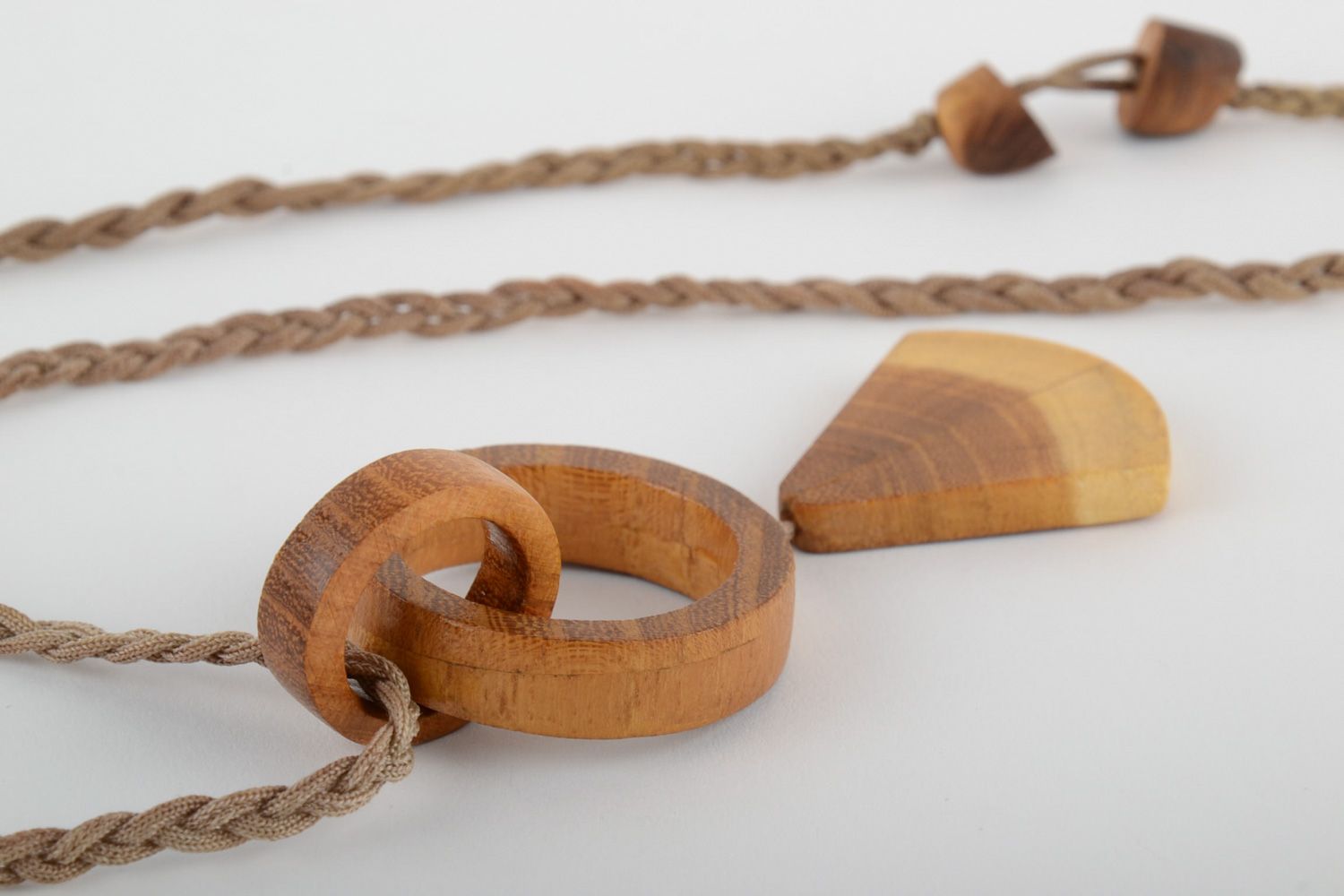 Colgante de madera artesanal tallado a mano y teñido para cuello en un cordón foto 5