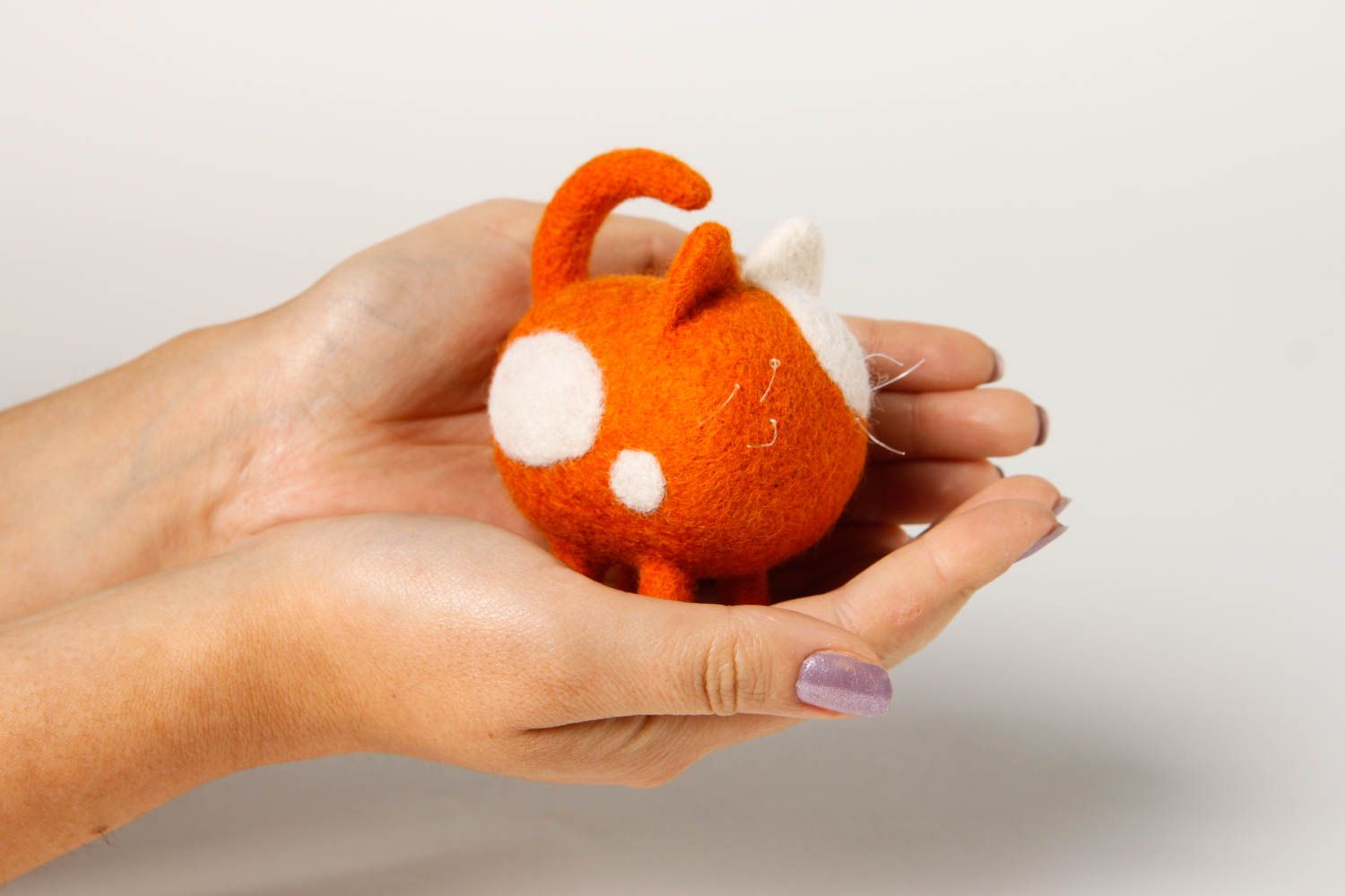 Gefilzte Figur handgefertigt Katze Spielzeug originelles Geschenk orange weiß foto 2
