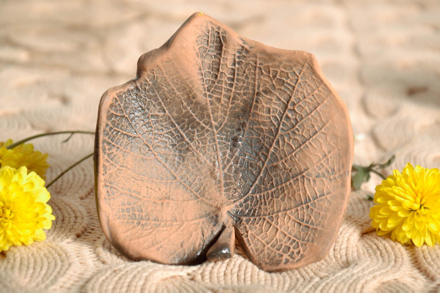 Decorative ceramic leaf photo 1