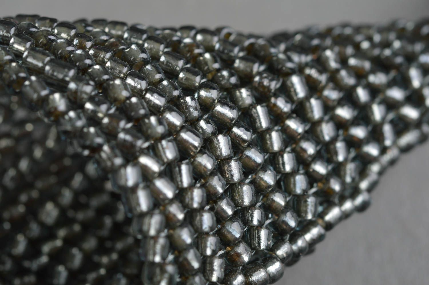 Lange Ohrringe aus Glasperlen und Perlen handgemacht künstlerisch schön grau  foto 5