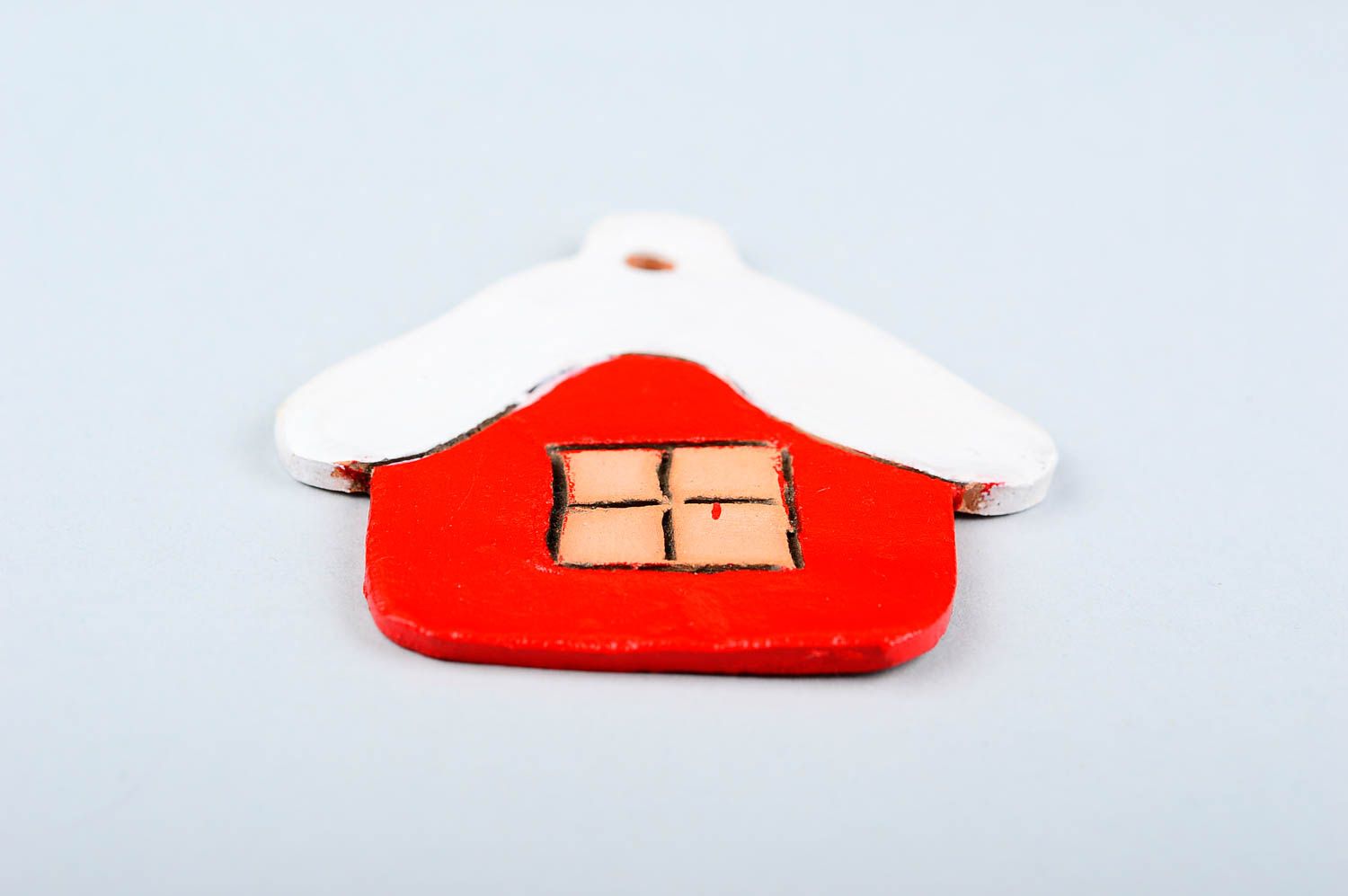 Игрушка на елку хэнд мэйд декор для дома глиняная игрушка в виде красного домика фото 4