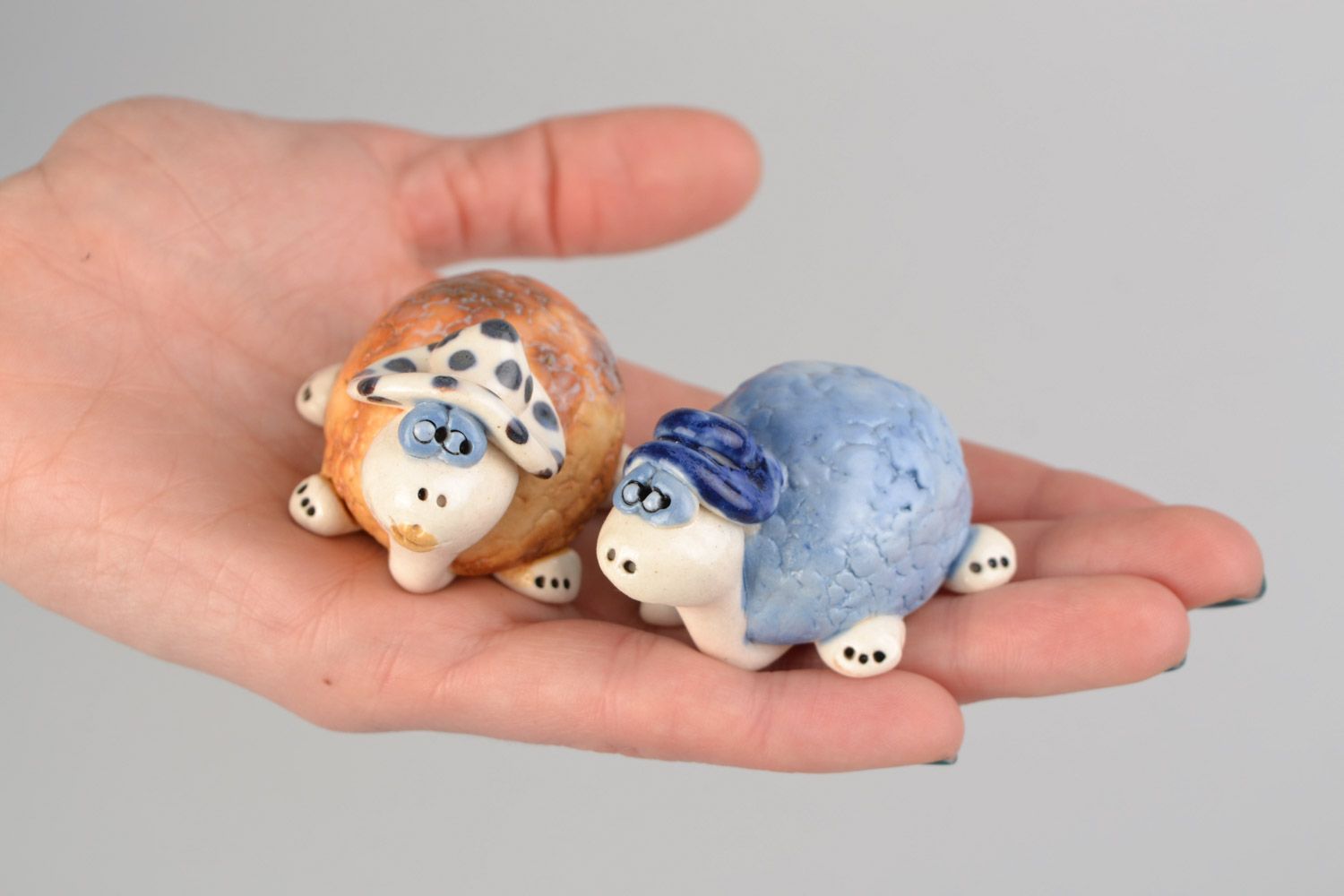 Conjunto de figuras de cerámica artesanales con forma de tortugas de distintos colores foto 2