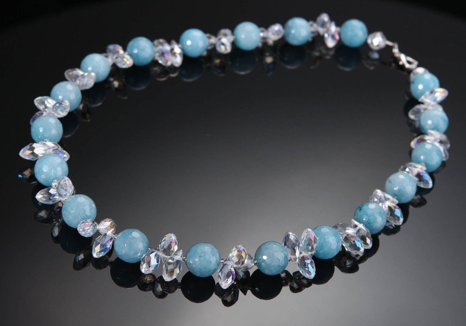 Handgemachte Halskette aus Aquamarin und Kristallen foto 1