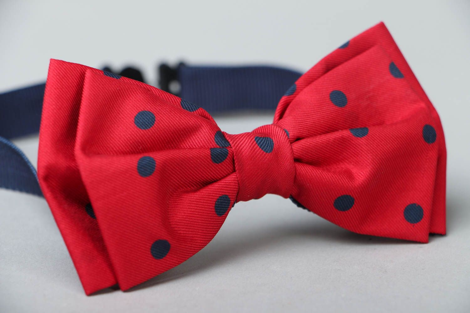 Red polka dot bow tie photo 2