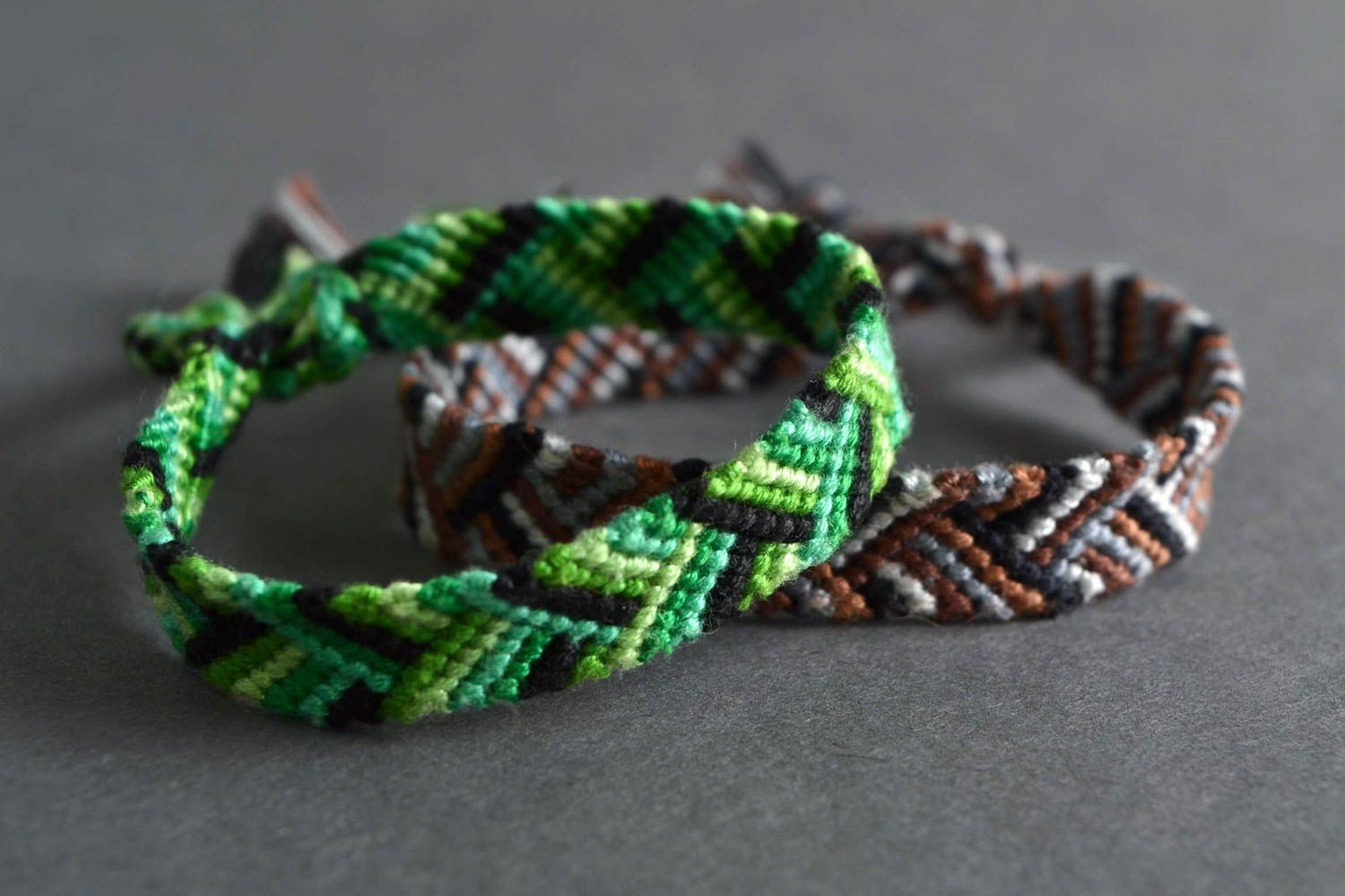 Набор браслетов из ниток в технике макраме ручной работы зеленый и коричневый фото 1