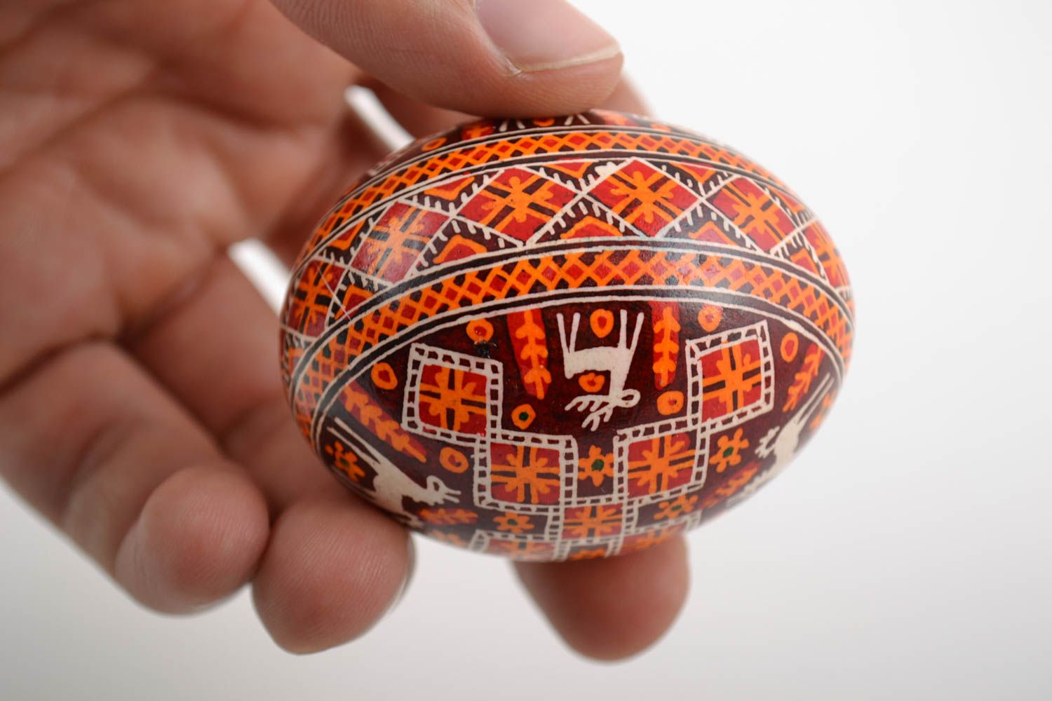 Huevo de Pascua pintado con arcílicos artesanal bonito rojo souvenir foto 2