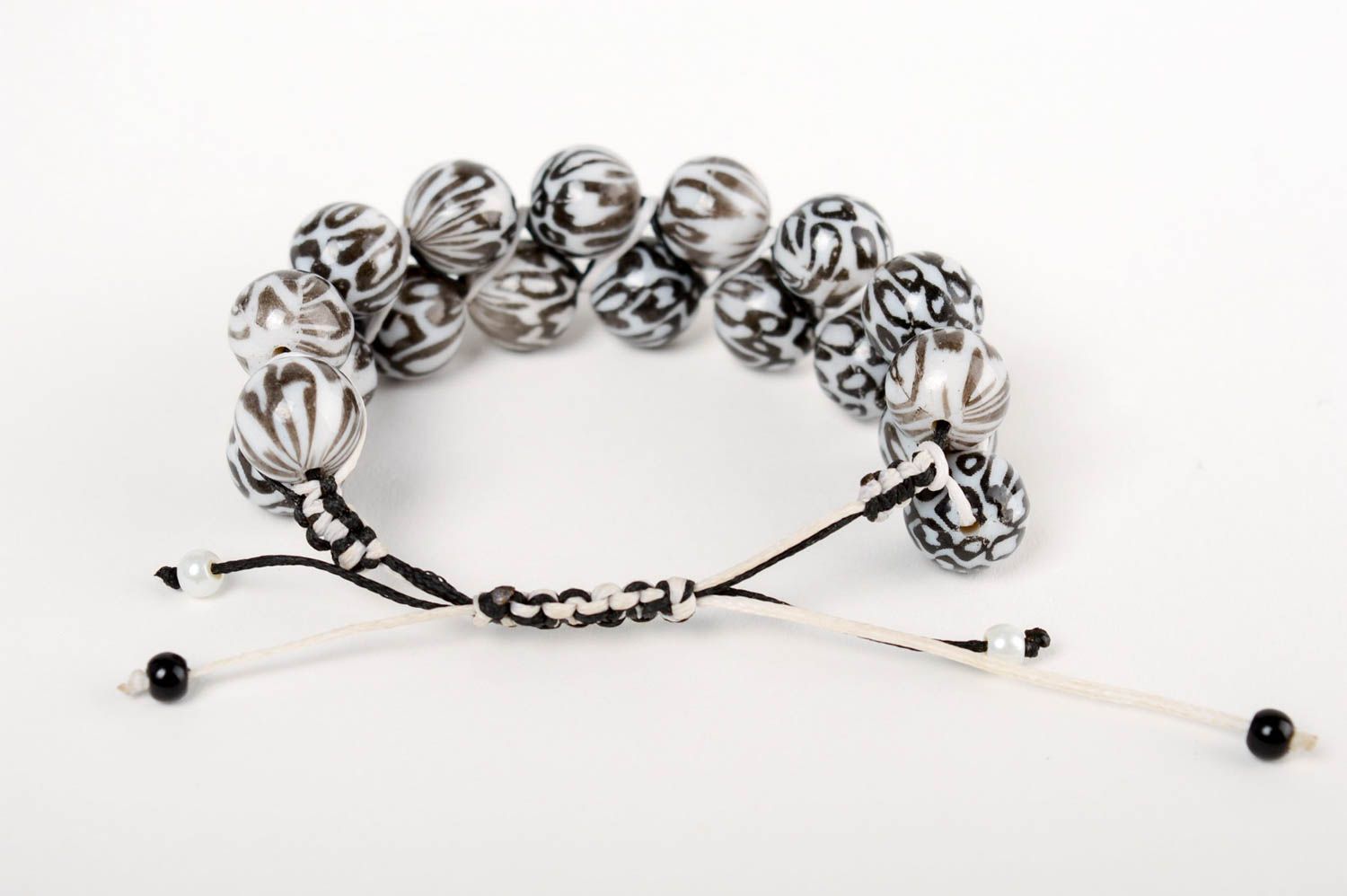 Bracelet en perles plastiques technique de macramé fait main blanc noir photo 3