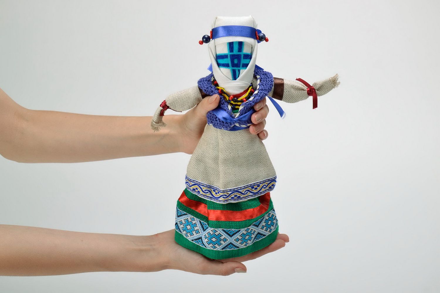 Ethnische Puppe aus Stoff in blauer Wyschywanka foto 1