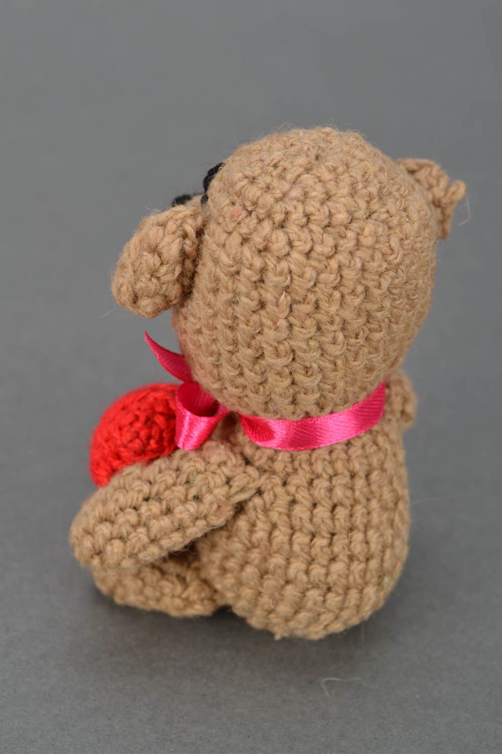 Doudou tricoté au crochet Ourson et coeur photo 4