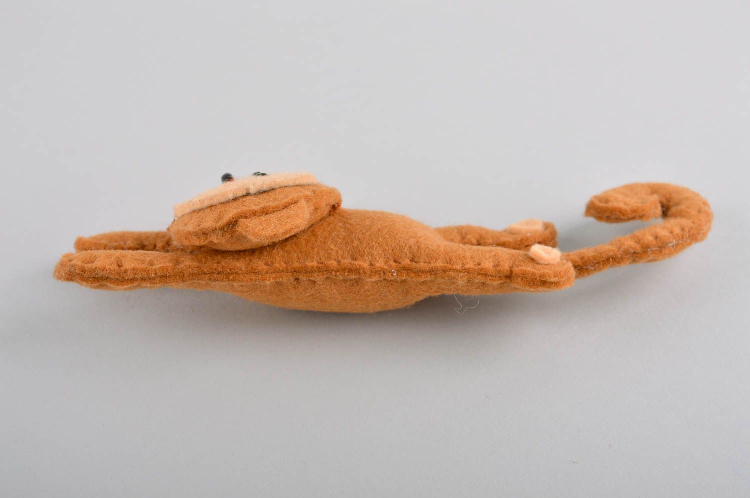 Игрушка ручной работы игрушка из шерсти игрушка из войлока Обезьянка коричневая фото 4