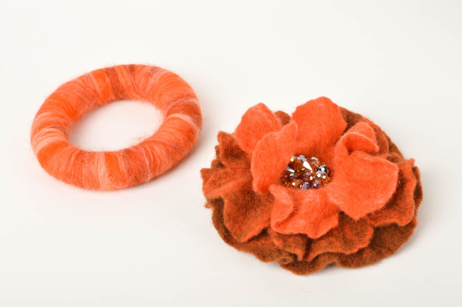 Комплект украшений ручной работы брошь цветок текстильный браслет из шерсти фото 2