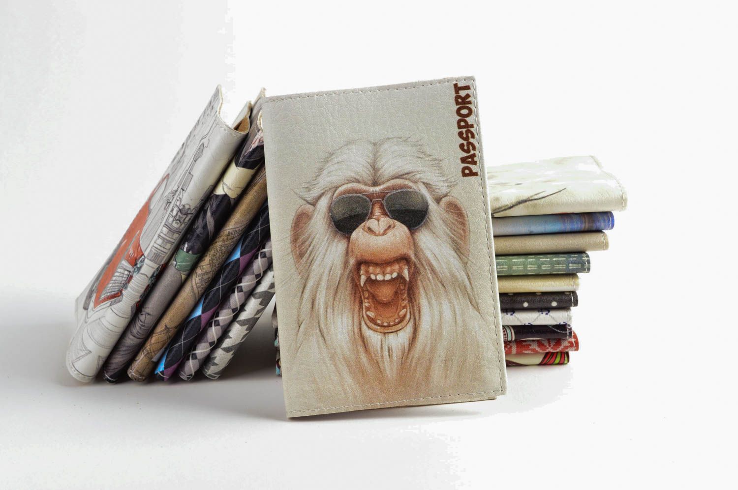 Estuche para pasaporte hecho a mano artesanía en cuero regalo original Mono foto 1