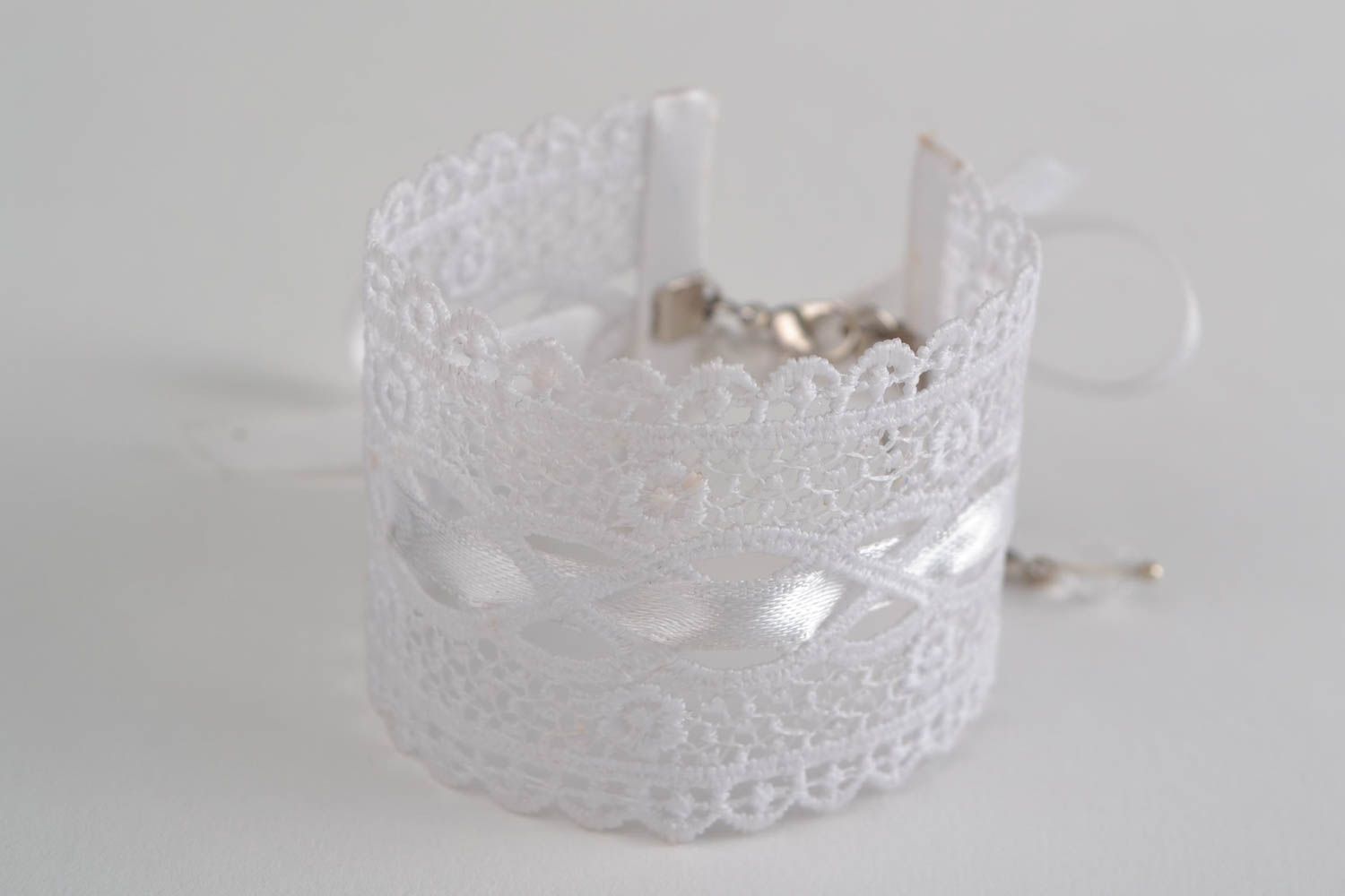 Handmade elegant white lace wrist bracelet with ribbon photo 3