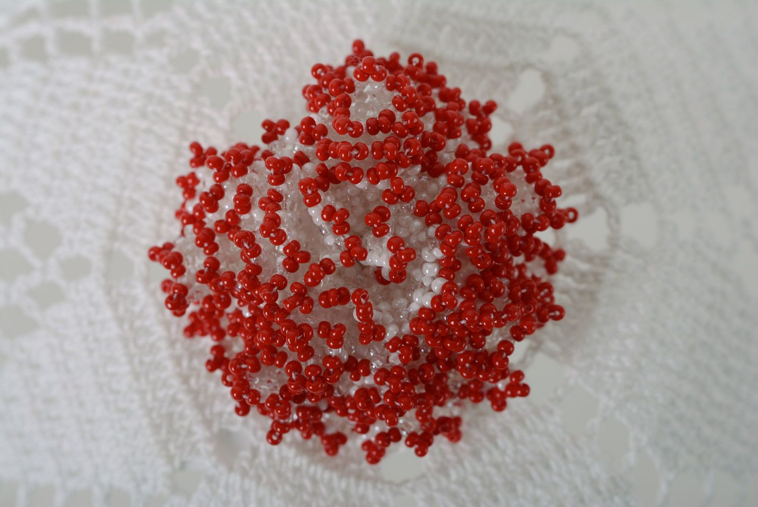 Бисерная брошь ручной работы красно-белая в виде пушистого цветочка фото 3