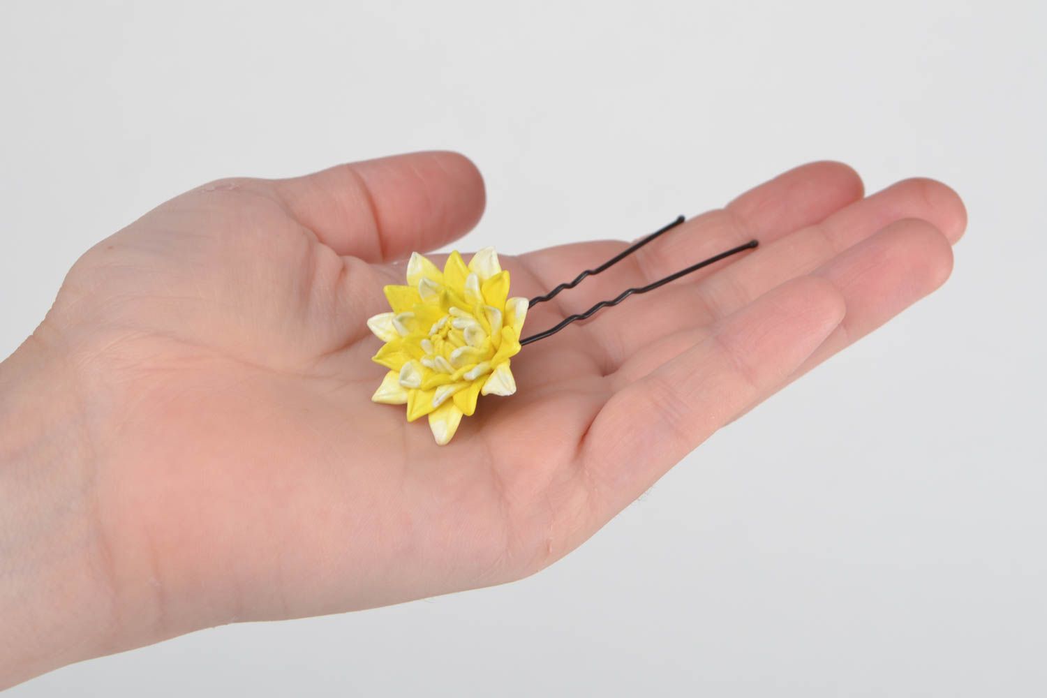 Épingle à cheveux avec fleur en pâte polymère jaune faite main bijou orignal photo 2