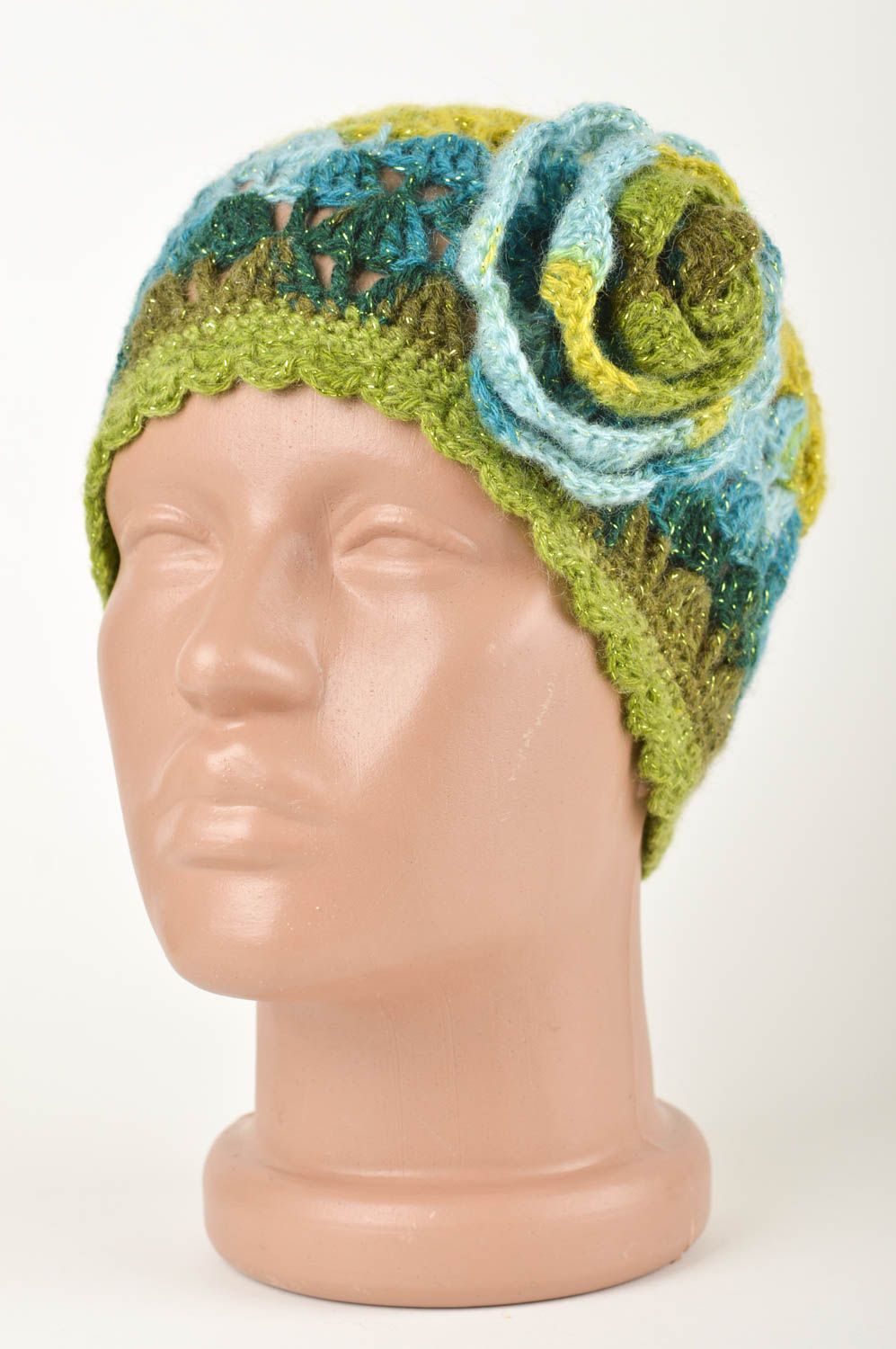Bonnet tricoté au crochet Bonnet fait main bleu-vert avec fleur Vêtement femme photo 1