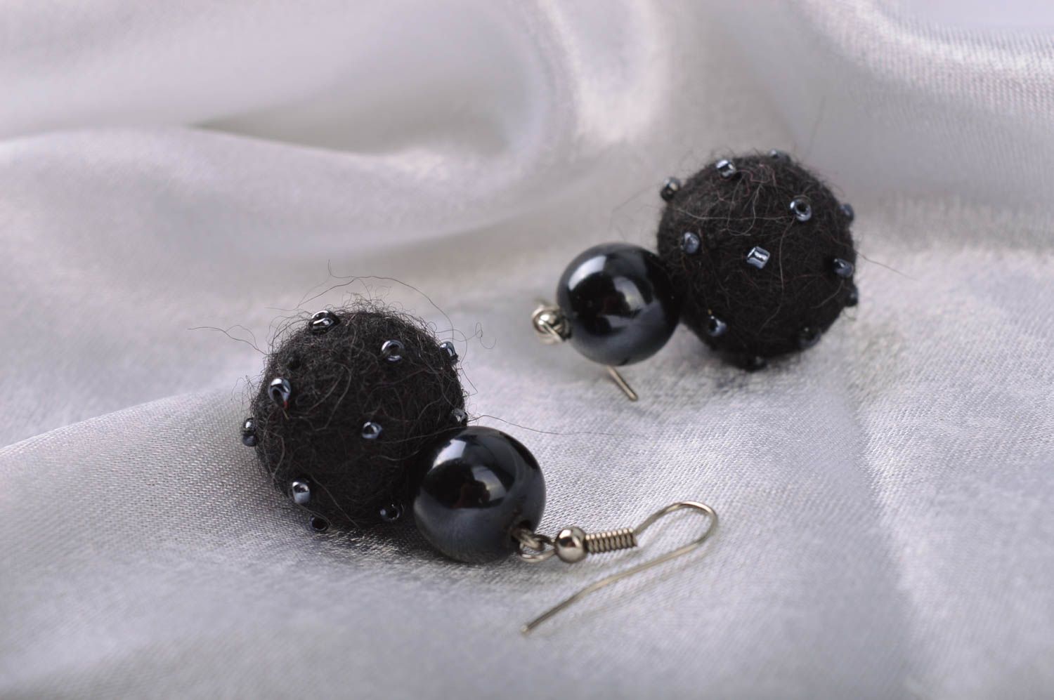 Boucles d'oreilles noires laine feutrée boules perles de rocaille faites main photo 1