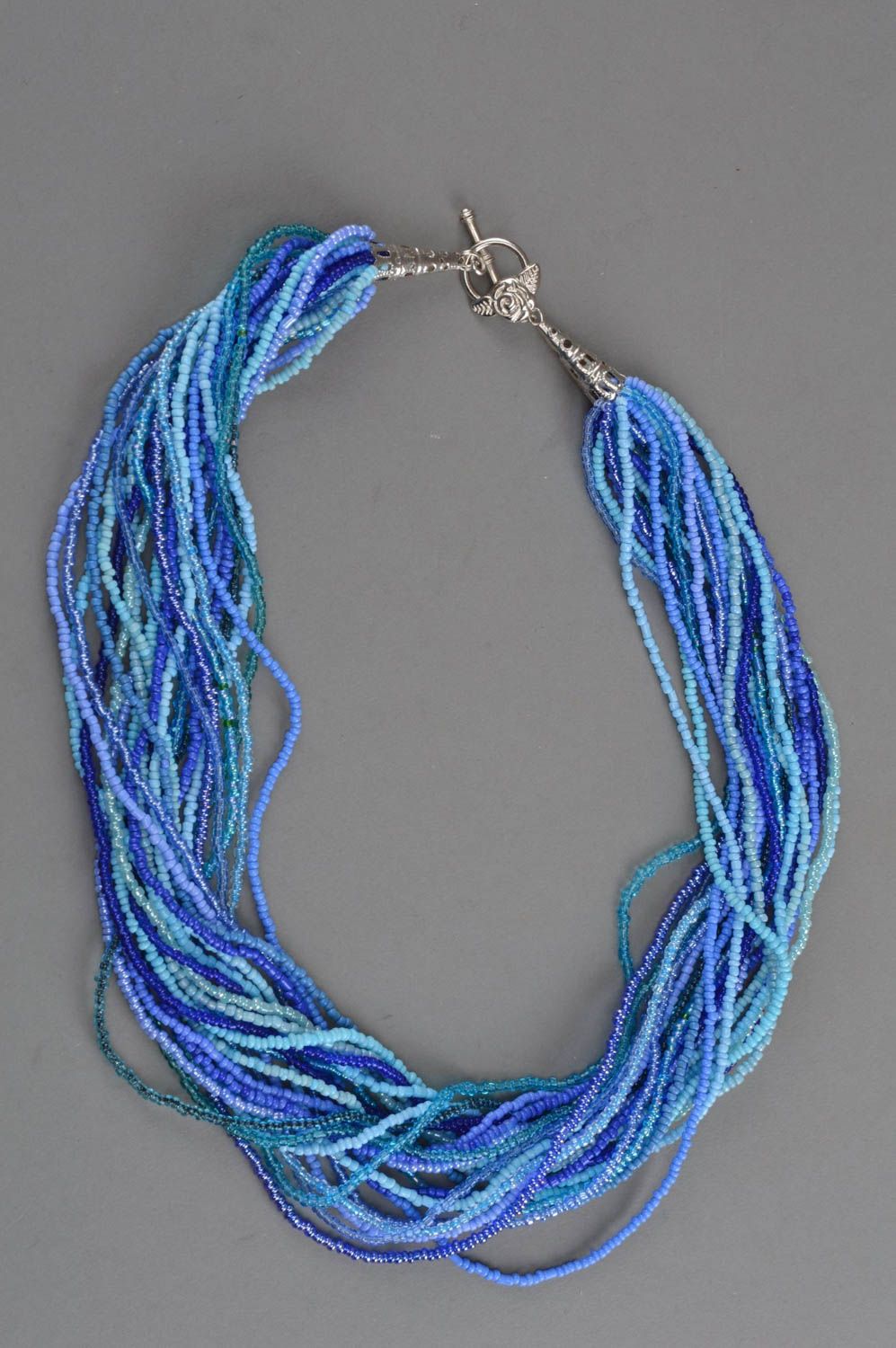 Ожерелье из бисера ручной работы нежное воздушное в голубых тонах авторское фото 3
