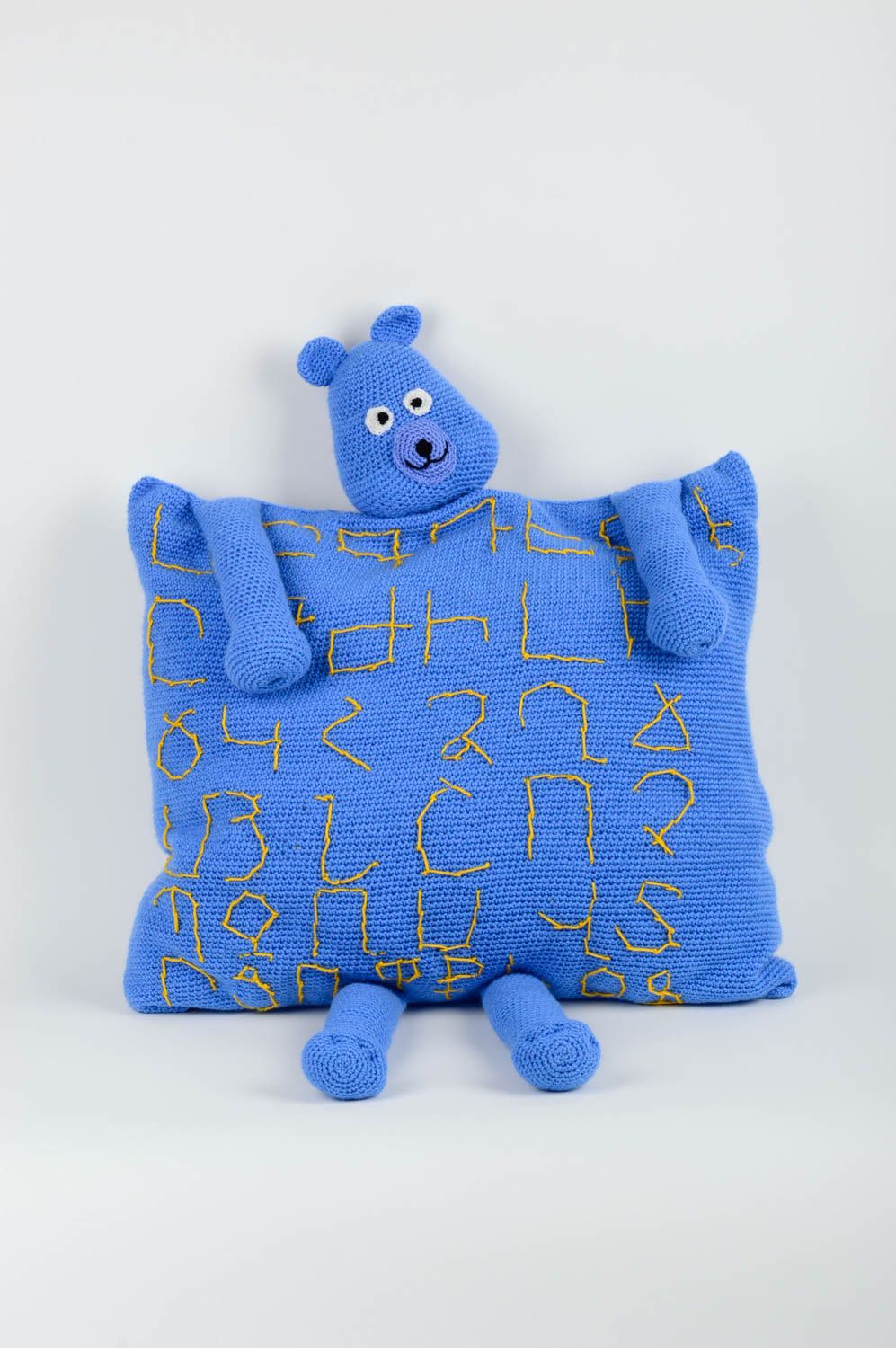 Вязаная подушка ручной работы вязаная подушка медведь синяя подушка игрушка фото 1