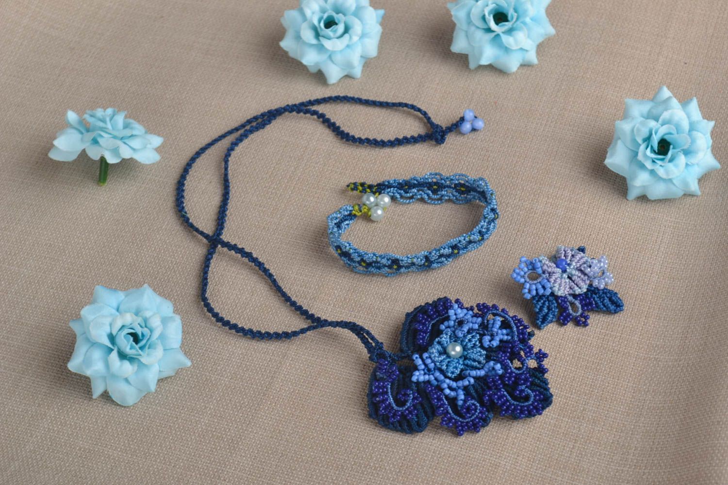 Parure Bracelet macramé Broche fleur faits main Pendentif bleu originaux 3 pcs photo 1