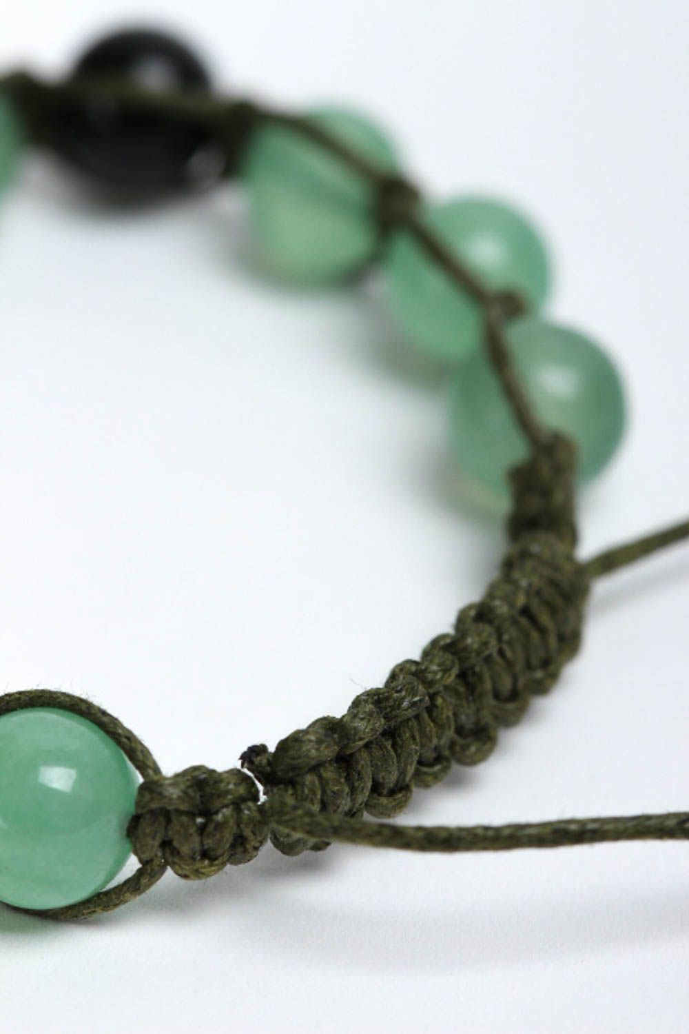 Браслет ручной работы зеленоватый браслет из бусин стильный подарок девушке фото 4