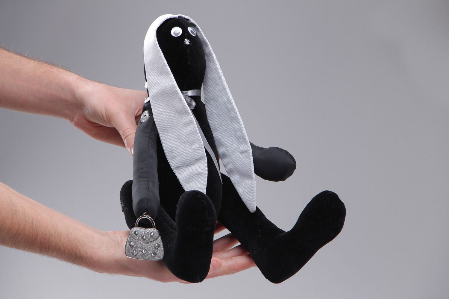 Мягкая игрушка пошитая из ткани ручной работы для детей и дома черно-белый зайчик фото 4