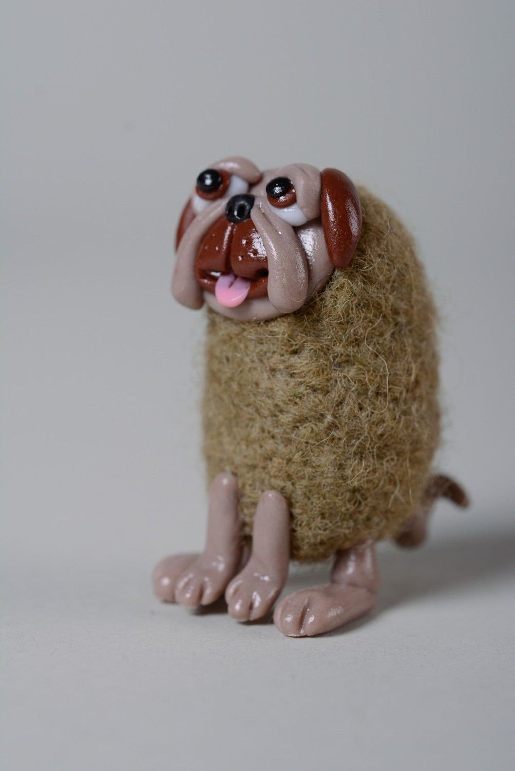 Petit jouet en laine feutrée et pâte polymère fait main décoratif chien photo 4