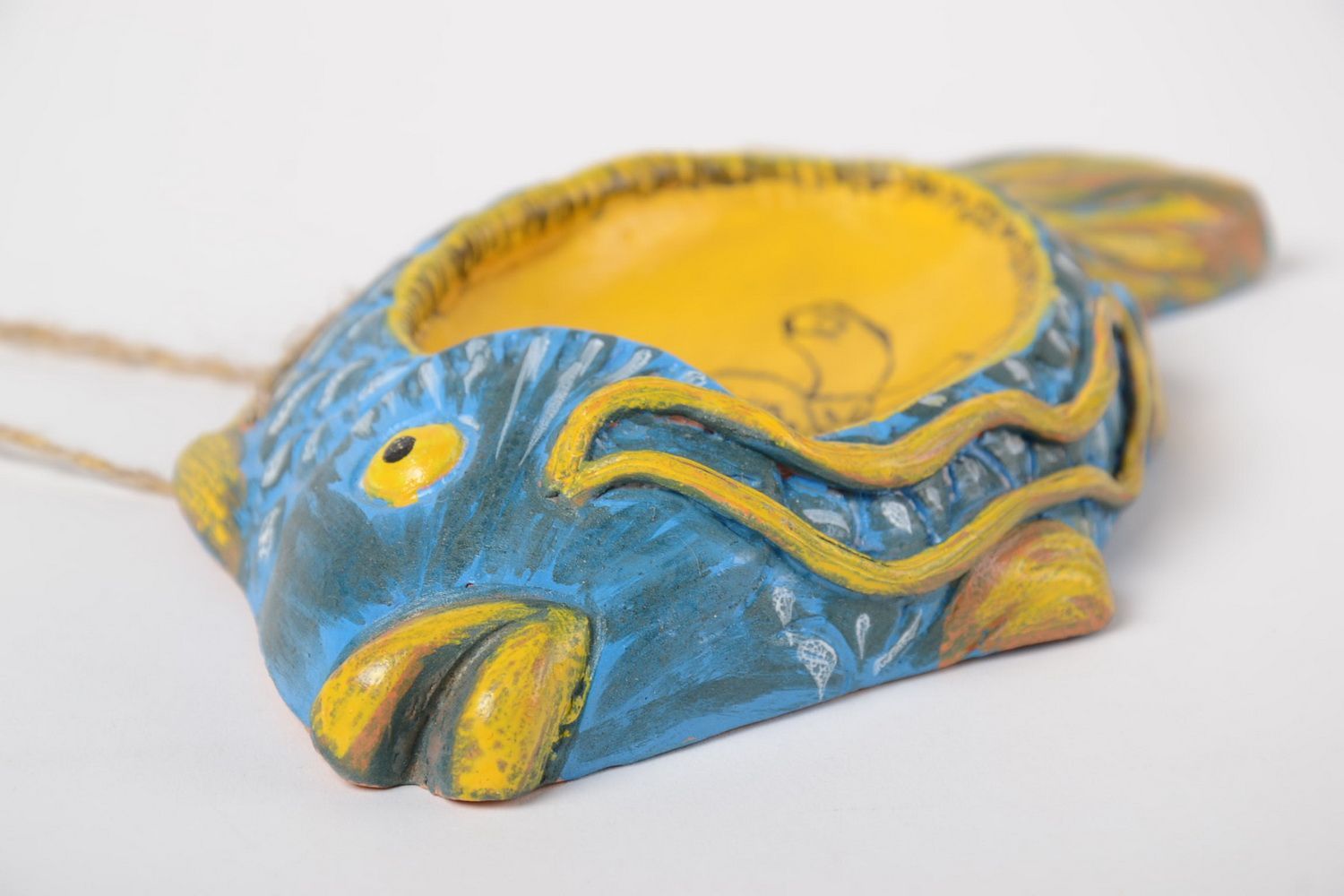 Origineller Aschenbecher Fisch aus Töpferton bemalt blau gelb mit Schlaufe foto 3