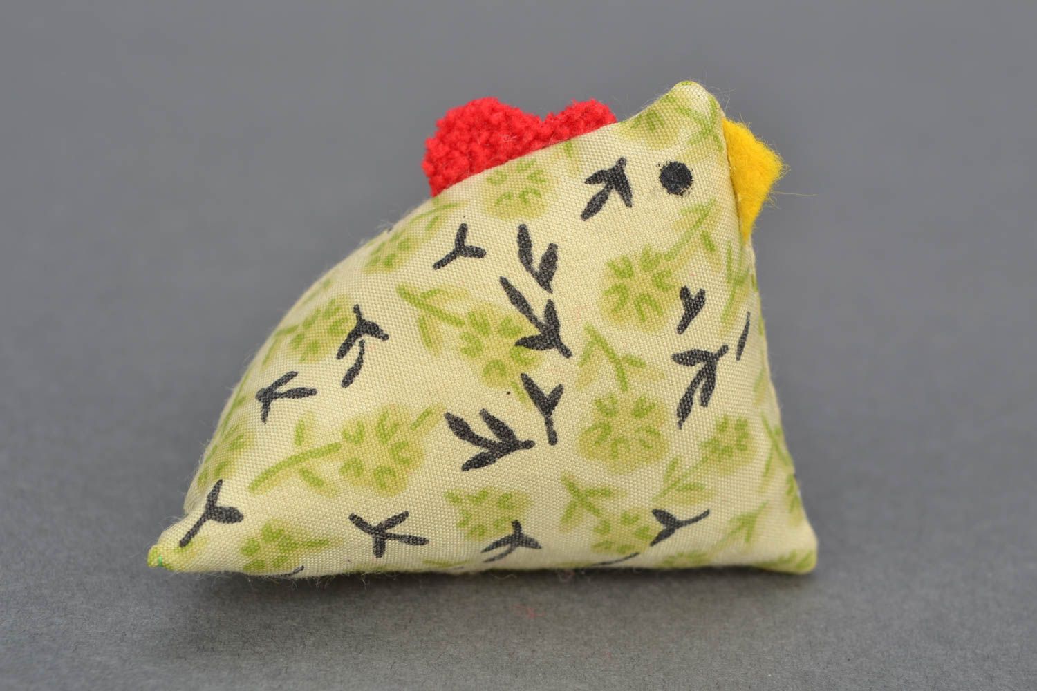 Soft needle holder in the shape of chicken photo 1